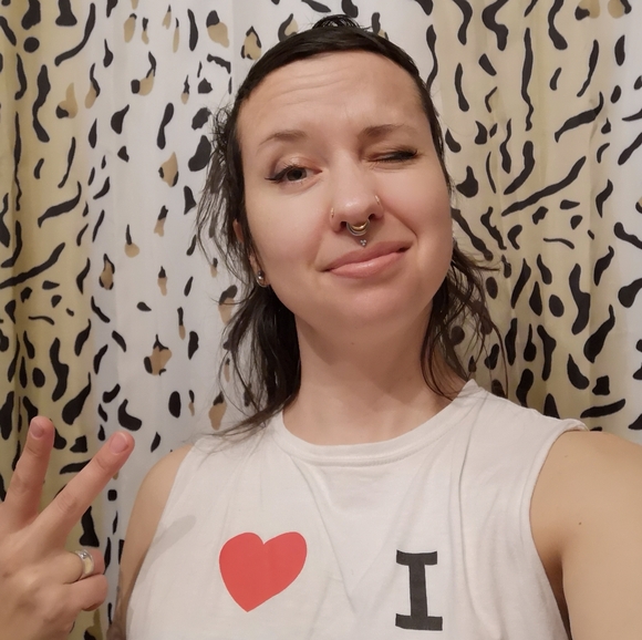 Meet your Posher, Robyn - Picture 2 of 2